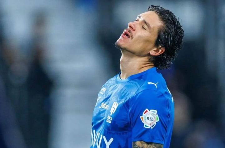 本泽马取代努涅斯位置，26岁的他面临无球可踢的窘境