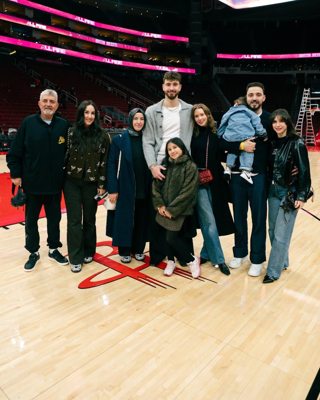 申京女友Ins晒两人合影，相恋四年永远心怀感激