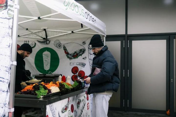 维尔纳离队前请全队享用他最爱的烤肉卷