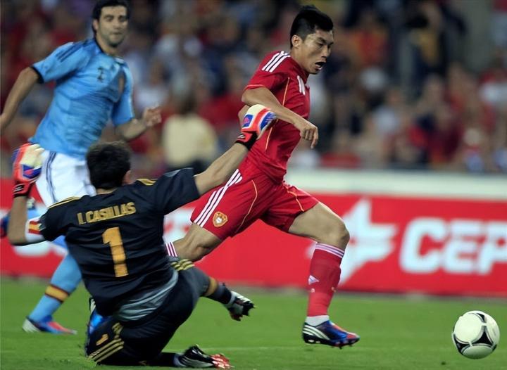 2012年国足与西班牙队交锋，双方首发阵容你还记得吗，回顾那场比赛的精彩瞬间