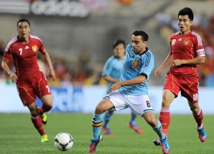 国足对决西班牙，球迷期待他们的表现如何