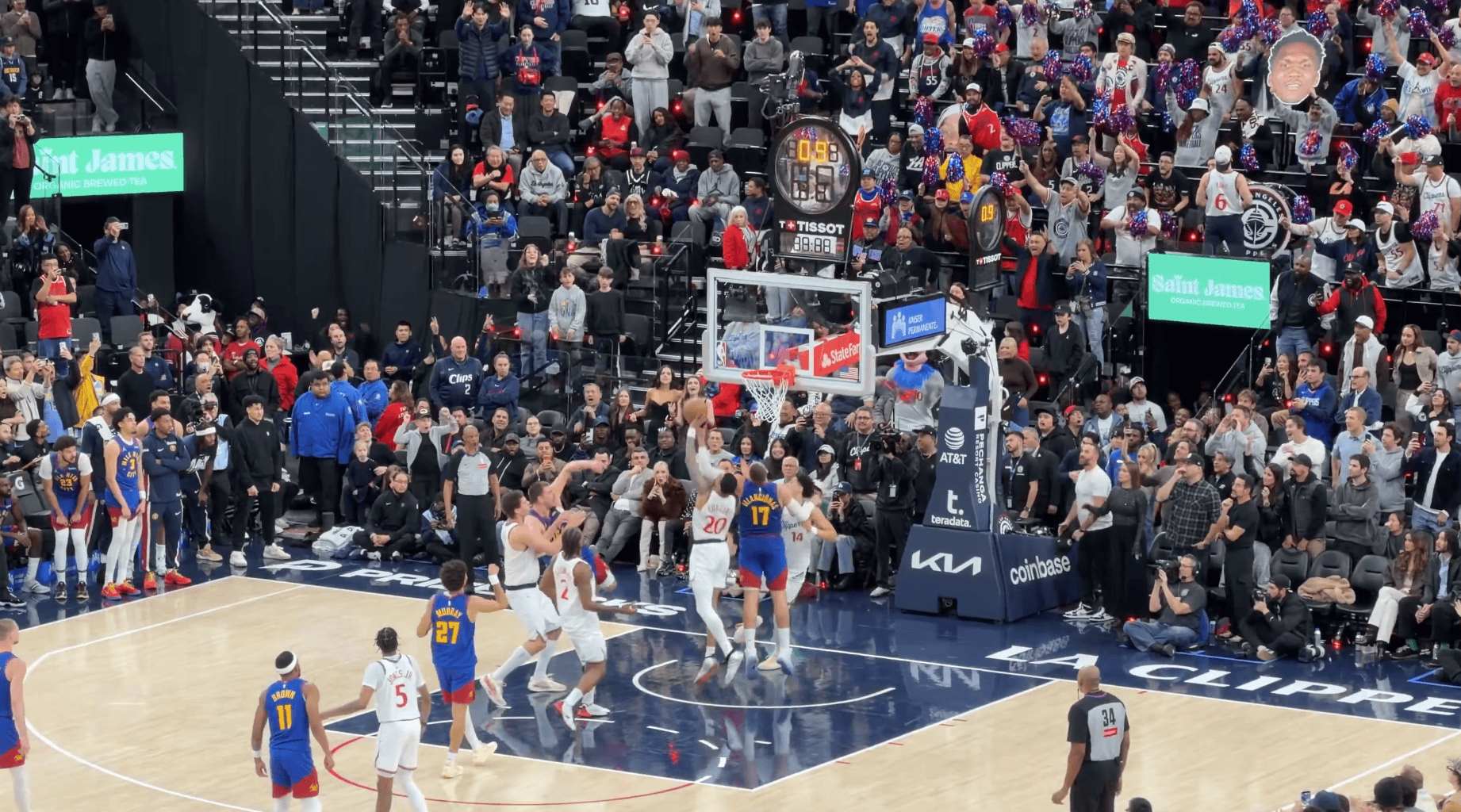 默里高难度三分命中，并造成三分犯规，可惜三罚仅中两球错失绝平机会