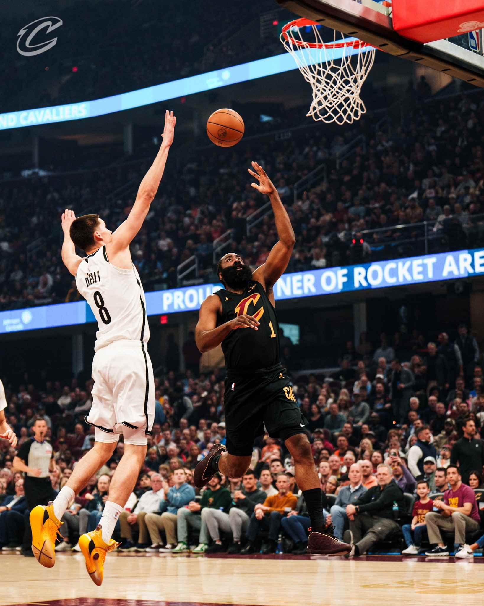 骑士社媒分享哈登助攻米切尔空接暴扣的精彩时刻，巨星连线