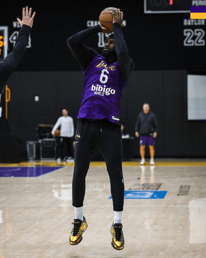 Lakers Lead，詹姆斯训练时依旧身穿6号球衣的魅力瞬间