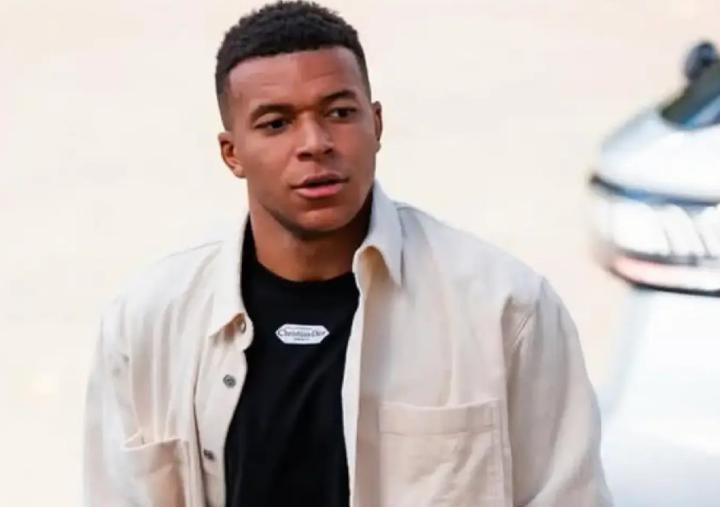 西媒报道，姆巴佩报名阿尔科孔市高分驾校，本赛季目标是拿到驾照