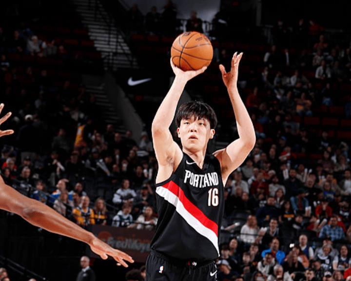 杨瀚森出战8分钟，4投1中罚球6中2，贡献4分1篮板1盖帽