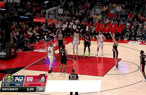 杨瀚森弧顶三分未中，随后连续两次造犯规，四罚全失