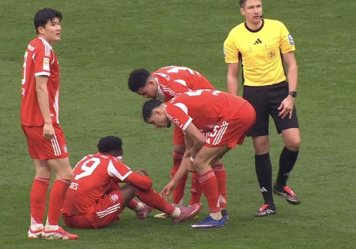 戴维斯脚踝受伤，无需队医搀扶自行走回更衣室