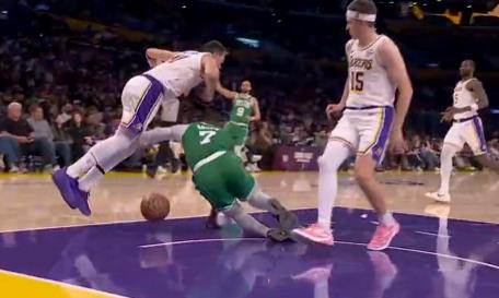 布朗失去平衡撞倒东契奇,东契奇短暂调整后重新站起