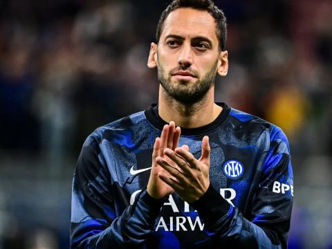 意媒报道,恰尔汗奥卢右腿内收肌伤势未愈无法随队出征,邓弗里斯恢复训练状态良好