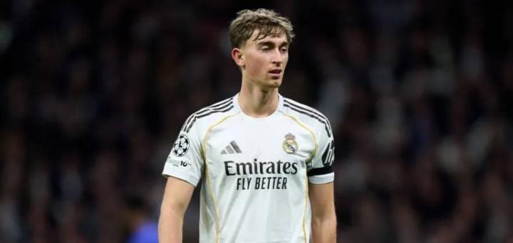 足球报评赫伊森事件，皇马在反歧视问题上展现双重标准