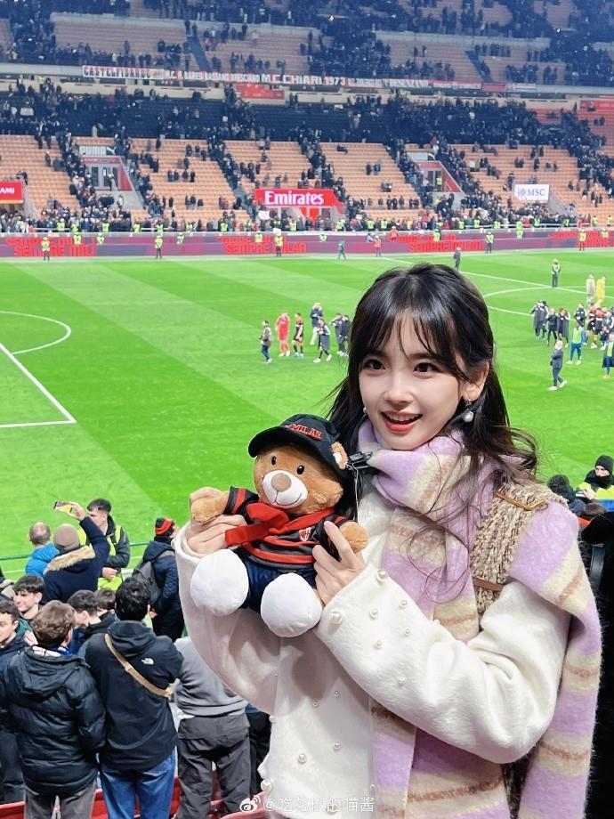 总台记者王冰冰参与冬奥报道，现场观战米兰比赛