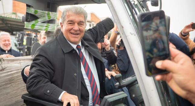 拉波尔塔竞选活动中亲自操作叉车，成功掌握升叉技巧