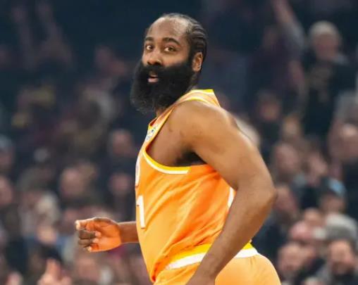 哈登近7场比赛表现：场均得分18.9，篮板4.6，助攻8，命中率49.4%，三分命中率48.8%，罚球命中率86.7%