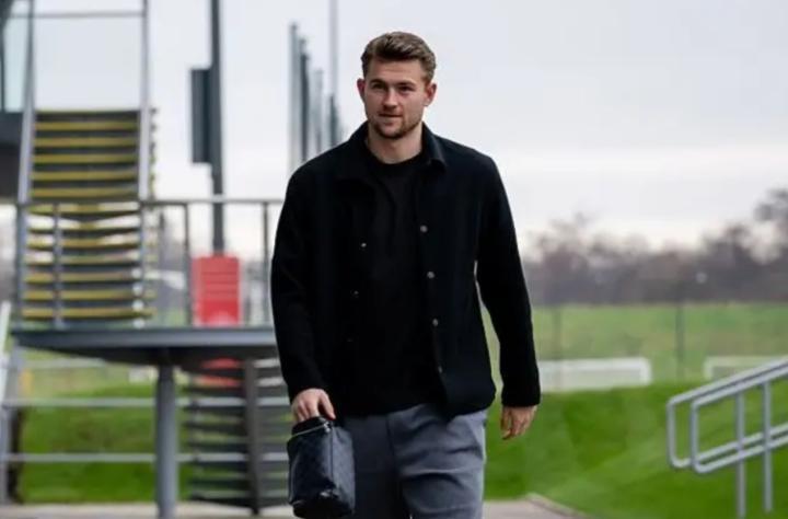 名记报道，阿莫林12月初曾表示德利赫特有望复出，但他的背伤情况相当复杂