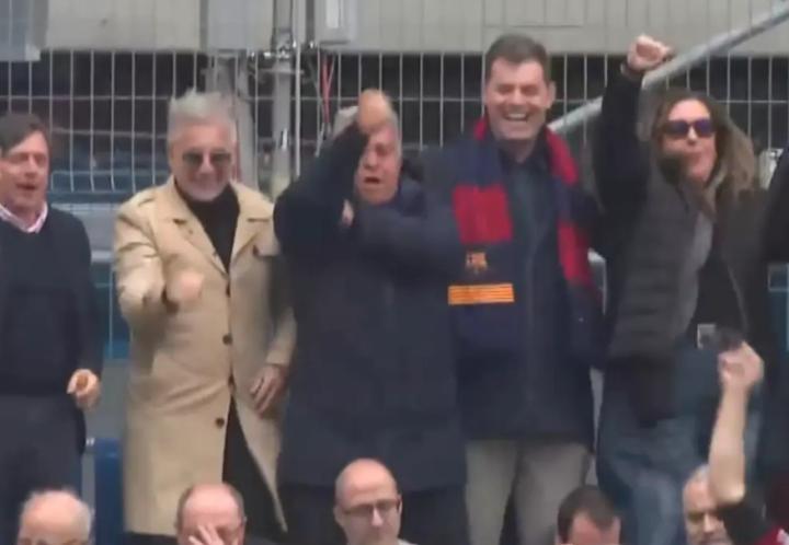 马卡曝料，拉波尔塔高唱反皇马歌曲，情绪高涨做出不雅手势