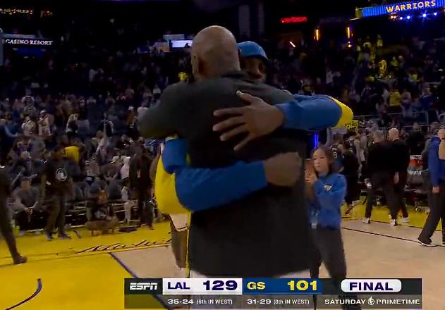 春晚谢幕，詹姆斯与格林拥抱致意，东契奇与库里互相耳语交流