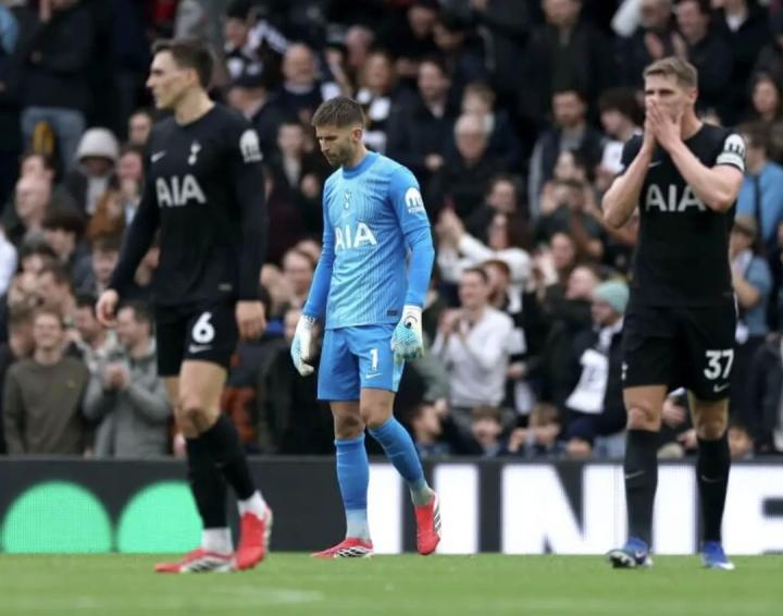 战富勒姆表现不佳，热刺球迷愤怒高喊，你们不配穿这球衣