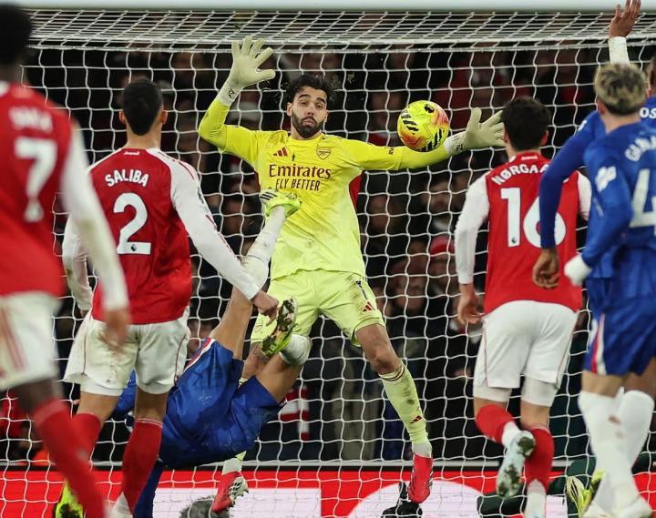 卫报评伦敦德比，两千文身男子村街相拥的摔跤大会