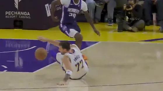 东契奇谈第三节滑倒,称自己是故意为之