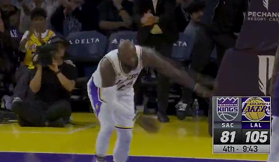 詹姆斯强势突破禁区完成双手暴扣，随后兴奋地蹦跳庆祝