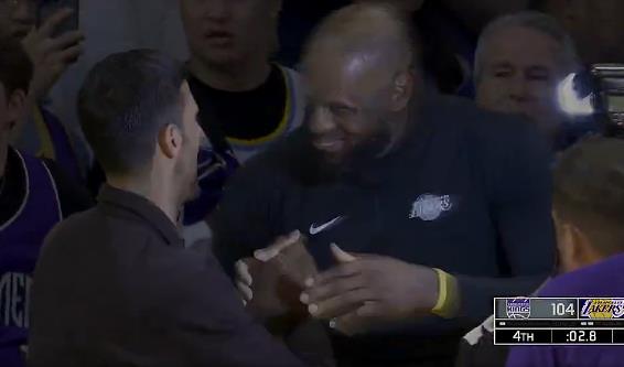 詹姆斯赛后与德约科维奇现场温馨拥抱