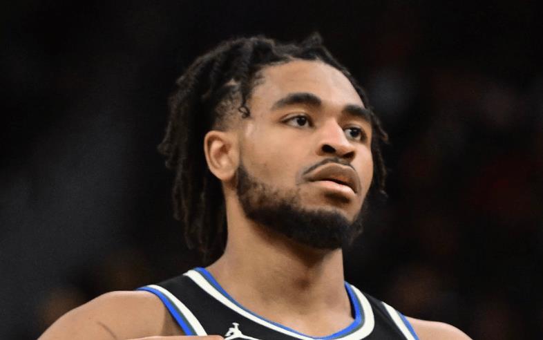 卡梅伦-托马斯近5场表现数据,场均7.4分1.8助攻,投篮命中率25.6%三分命中率16.7%