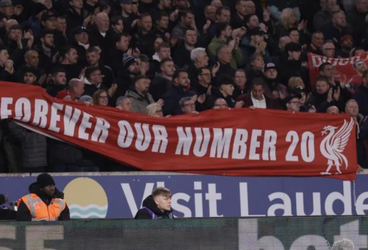 若塔纪念时刻，狼队和红军球迷在比赛第18分钟第20分钟齐声呼喊