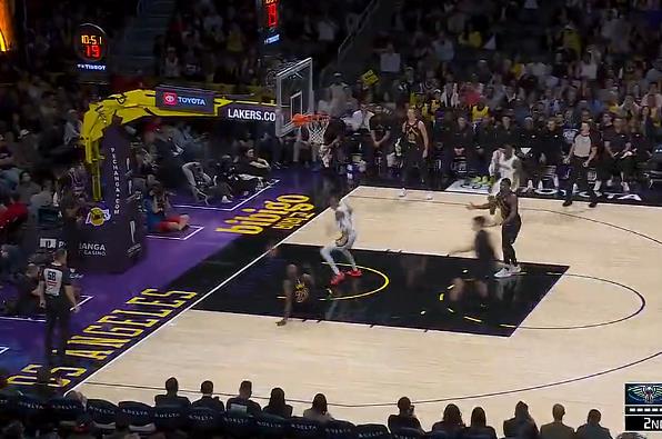 詹姆斯快攻接球滑倒，迅速起身过掉默里完成暴扣2 0