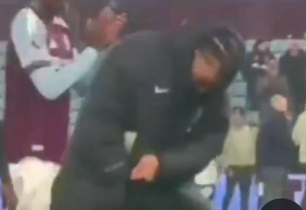 首回合维拉球员蓝桥庆祝，古斯托今日同款动作回敬