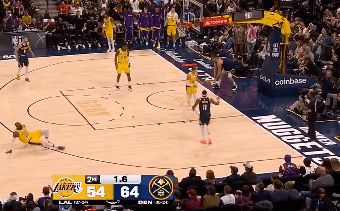 裁判解释掘金底线球重发原因，约基奇未控制球，发球无效