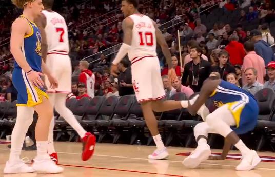 格林起身勾住史密斯脚踝，裁判回看后判定技术犯规