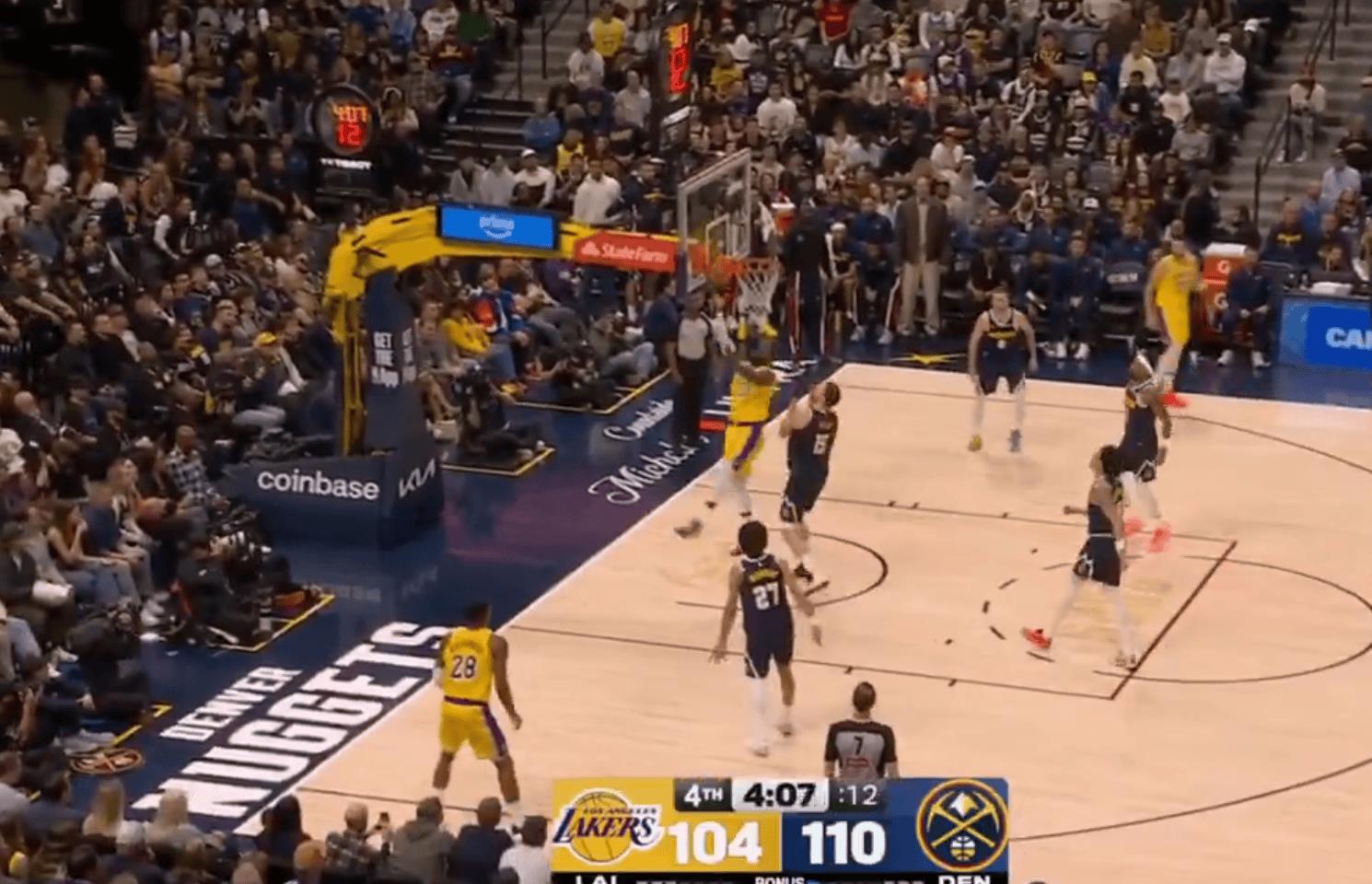 詹姆斯上篮遭约基奇对抗，重摔伤及肘部，久久不起