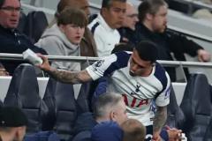 波罗怒摔水瓶情绪失控，球队低谷状态难以摆脱