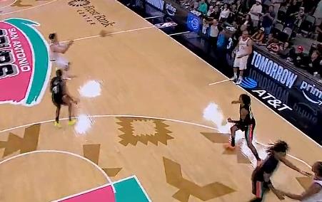 巴图姆边线接球失误，卢愤怒之下直接将其换下