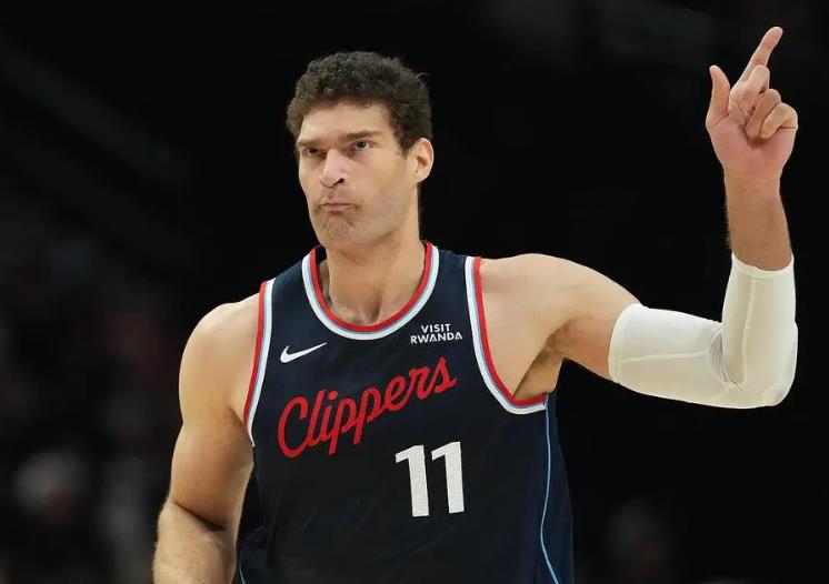 半场结束，快船66-46领先马刺，洛佩斯砍下17分，文班亚马贡献14分