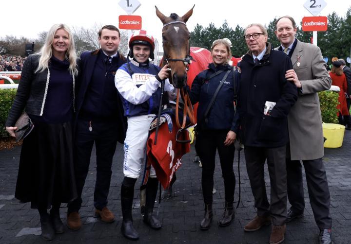 退役后想开出租车谋生，无奈牌照太贵梦碎