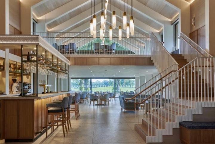 世体报道，加维称赞酒店豪华设施多样，感叹宛如进入哈利波特世界