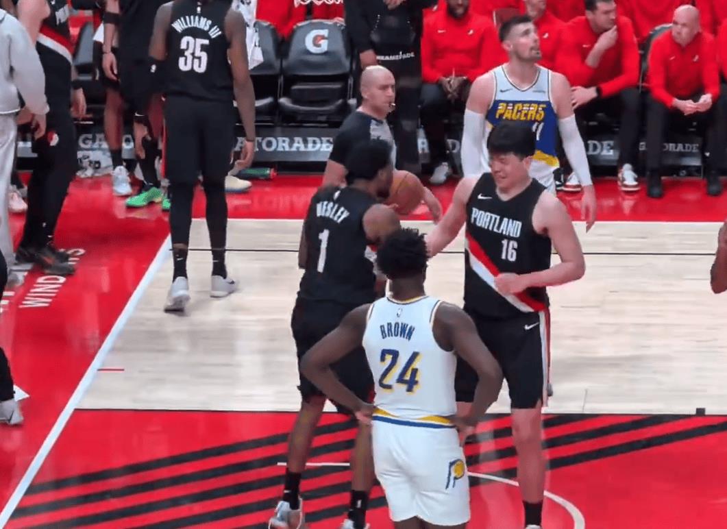 杨瀚森评价韦斯利，场上充满正能量，场下教了我一些有趣的词汇