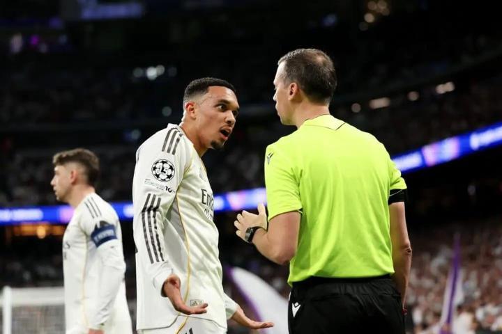 英超执法更宽松，欧冠规则干预更频繁