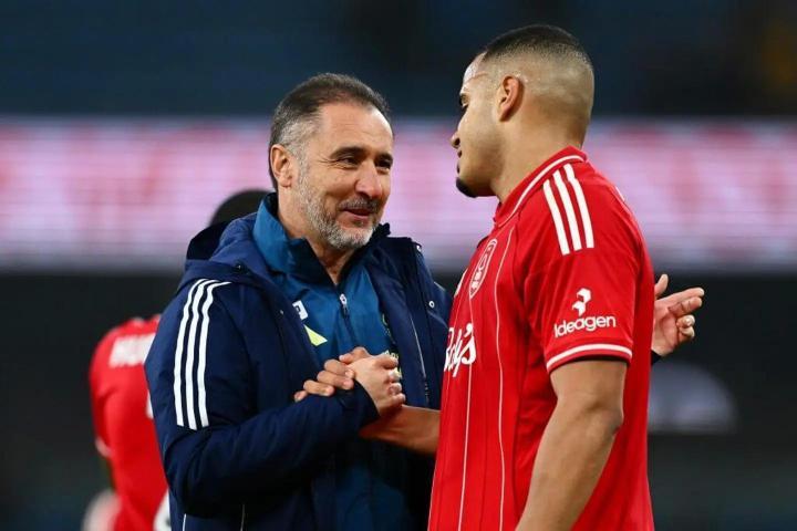 佩雷拉与森林球员一对一交流，帮助他们重拾自信心