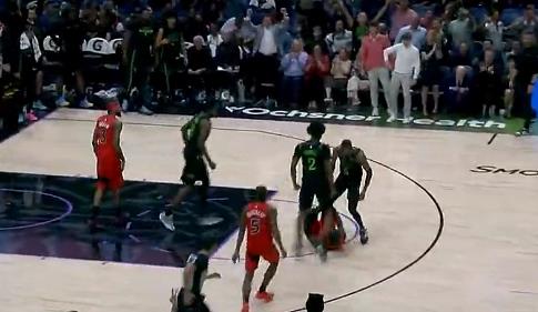 默里晃倒谢德急停三分命中，挑衅对手被吹技术犯规引发双方冲突