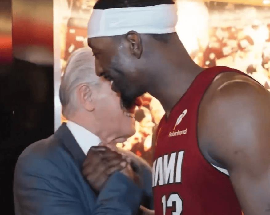 莱利赛后对阿德巴约的评价：你打到70分我才会换你，不过你还是达成了这个成就