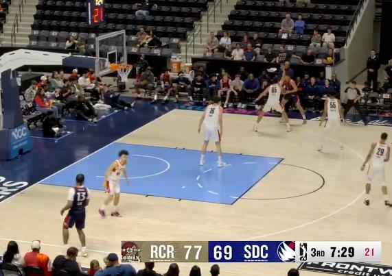 杨瀚森篮板点抢显神威，G联赛赛场斩获12分10篮板双双成绩