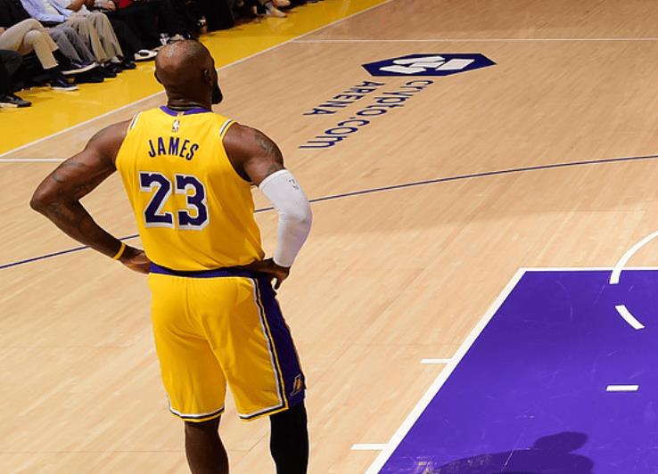 詹姆斯距离篮板纪录，仅差14个