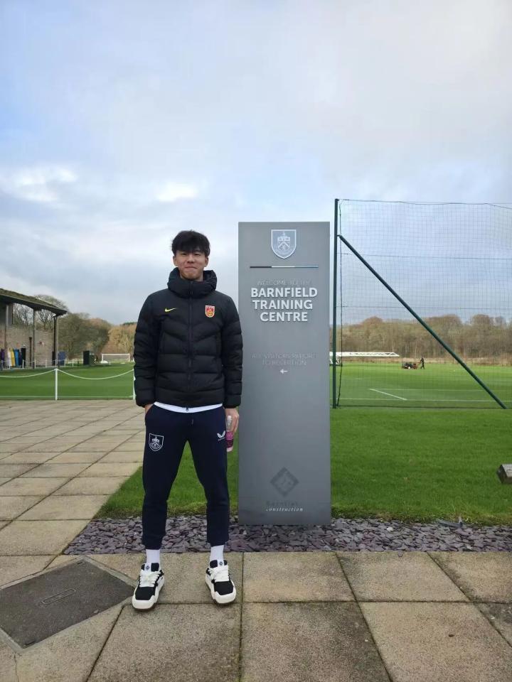 伯恩利官员透露，张家鸣在塞尔维亚踢满5场即可获得劳工证，邵佳一曾力荐