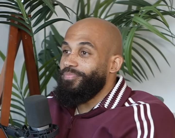 姆伯莫剃光头原因揭秘，发型师理错发型后索性全剃