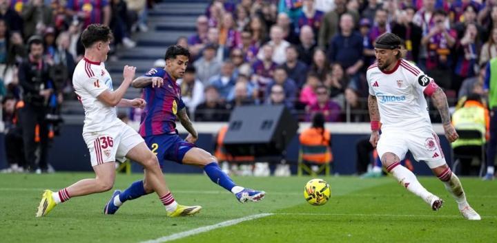 世体报道，弗里克倾向于将坎塞洛安排在左边路，与拉菲尼亚形成默契配合