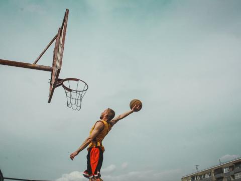 郭艾伦术后十字路口：今夏合同到期，续约还是退役