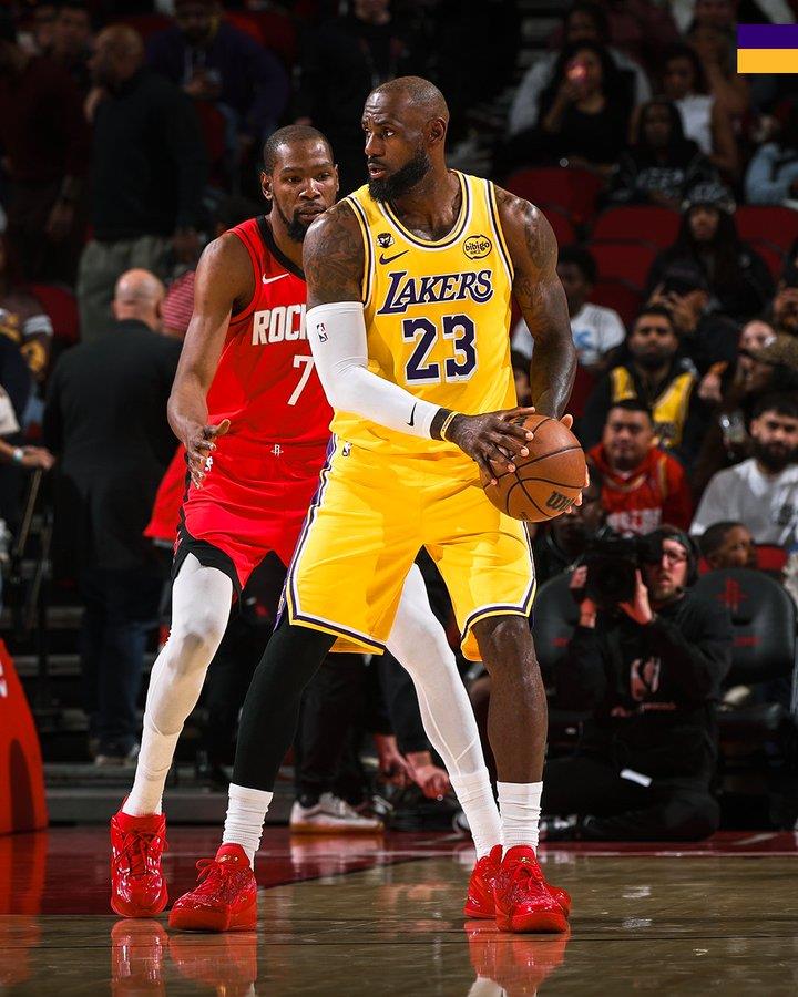 惺惺相惜，湖人官方分享詹姆斯与KD赛场对位的精彩瞬间